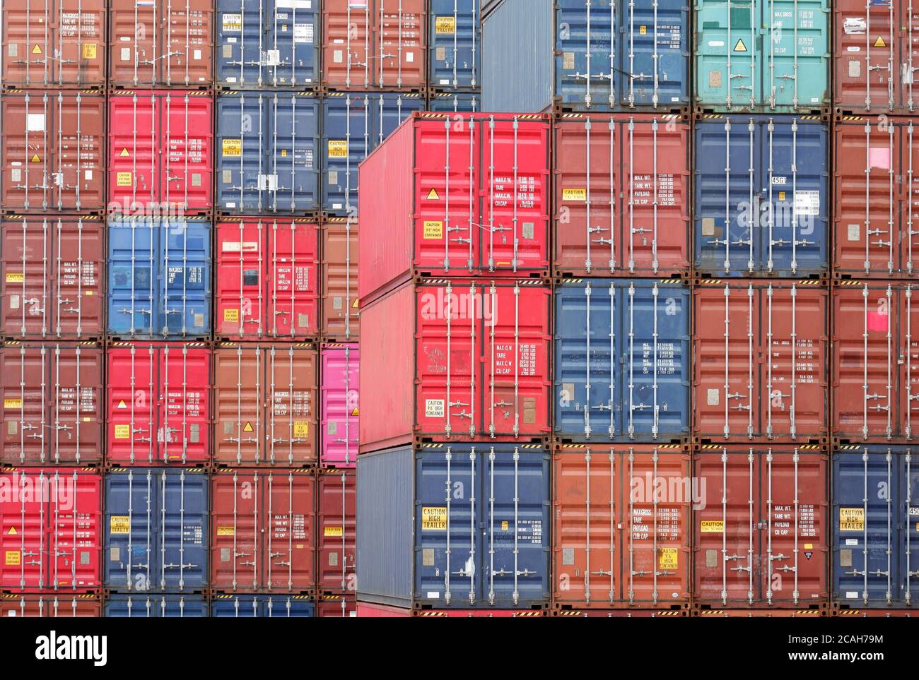 Quatre lignes de conteneurs verticaux de différentes couleurs dans le port Banque D'Images