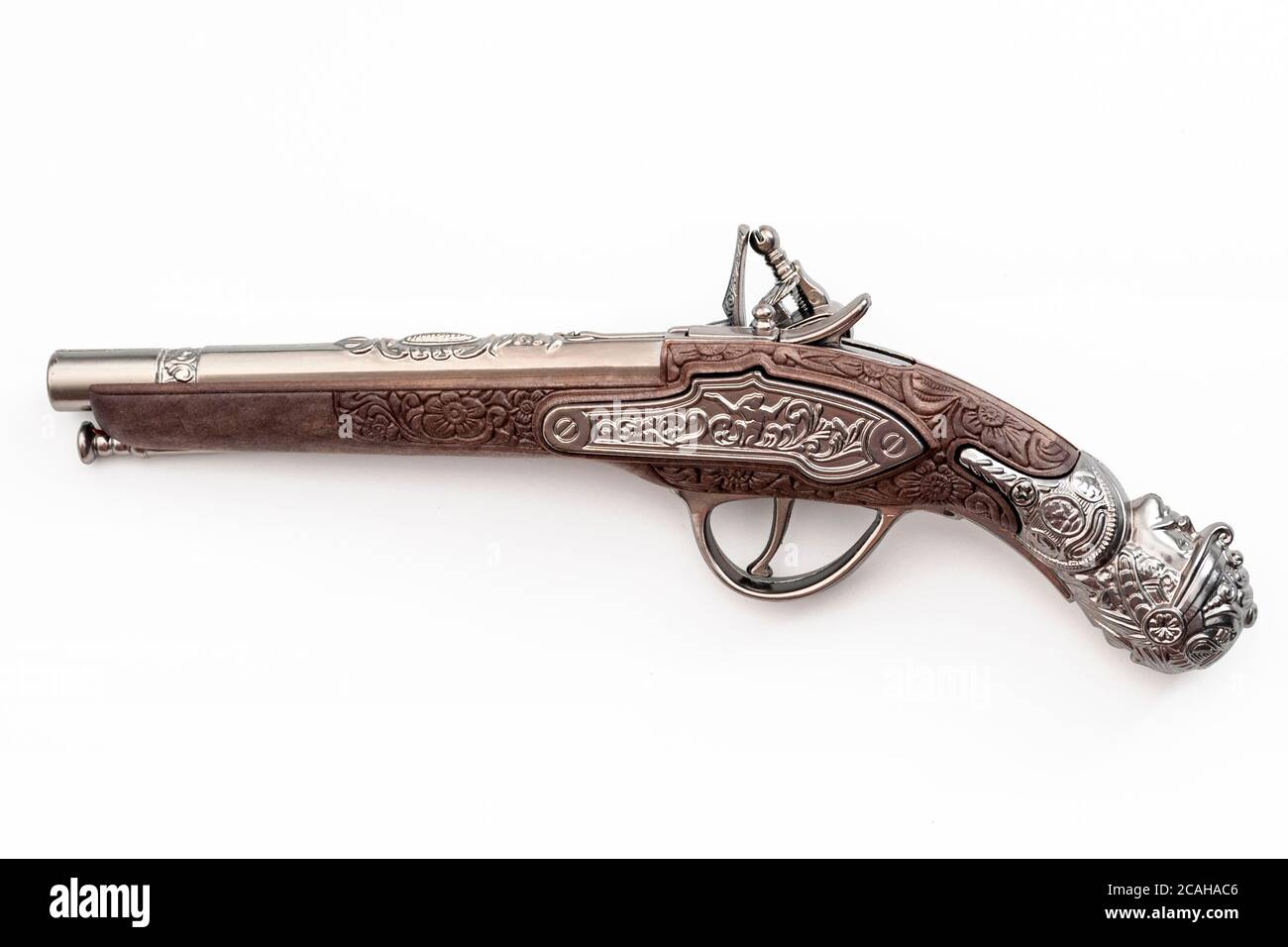 Armes à feu datant de la révolution américaine et antique concept de collection avec un pistolet à double floqué richement démodé isolé sur blanc arrière Banque D'Images
