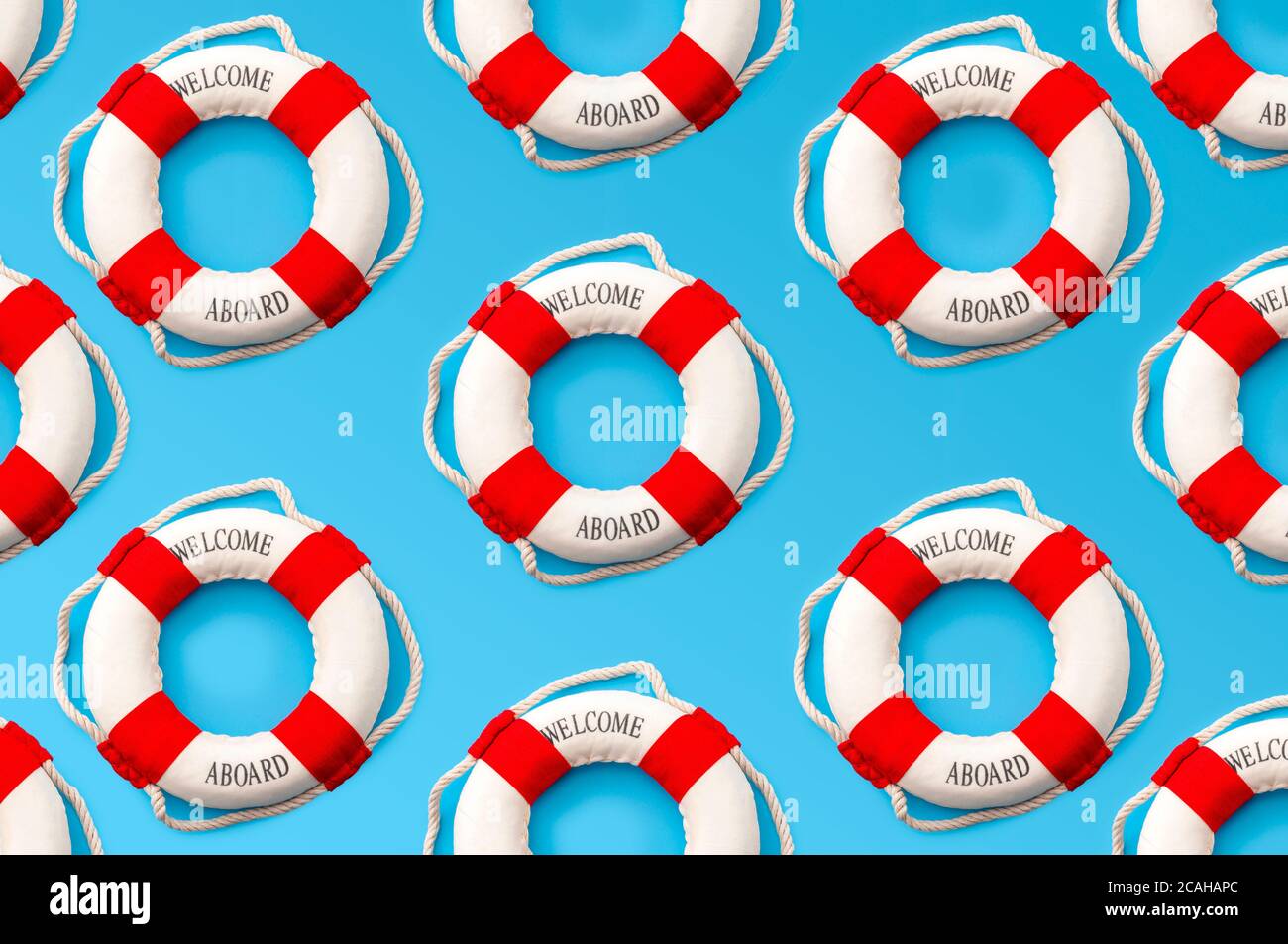 Sauvetage nautique, sauvetage et SOS concept avec anneau de vie rouge et blanc répété pour créer un motif sans couture isolé sur fond bleu Banque D'Images