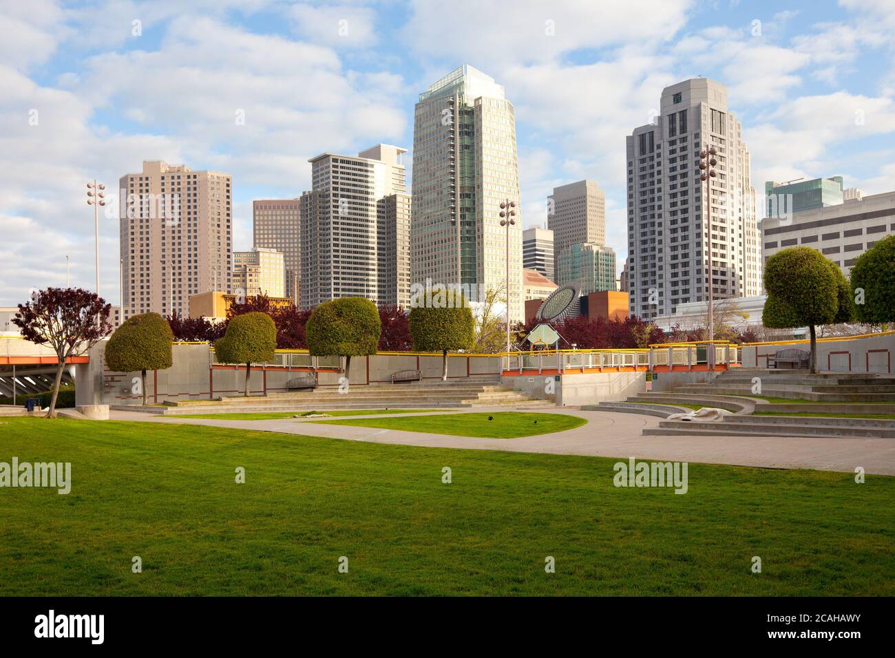 Yerba Buena Gardens et les gratte-ciel du centre-ville de San Francisco, Californie, États-Unis Banque D'Images