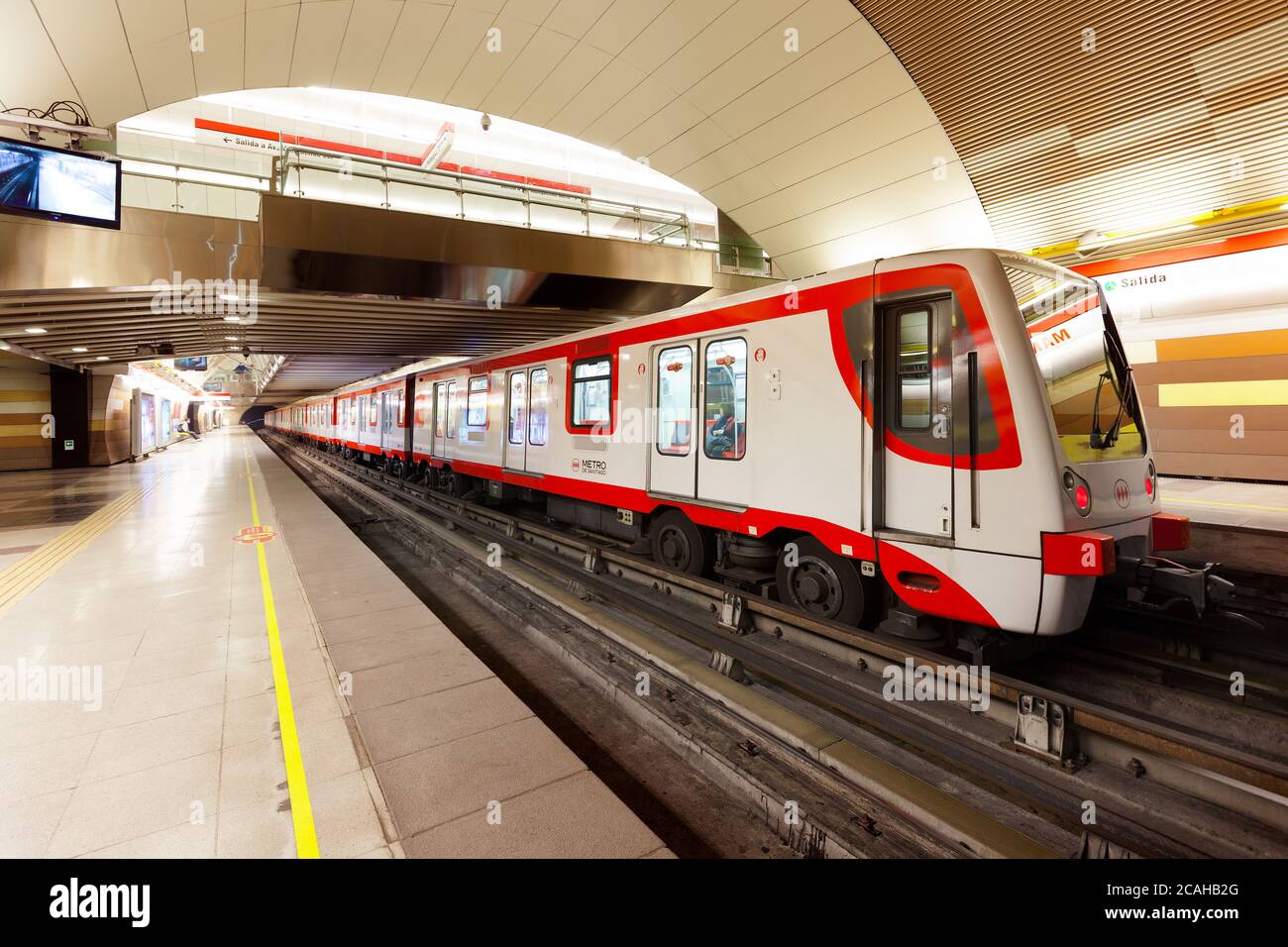 Santiago du Chili, région Metropolitana, Chili, Amérique du Sud - Gare et train du système de métro Métro de Santiago Banque D'Images