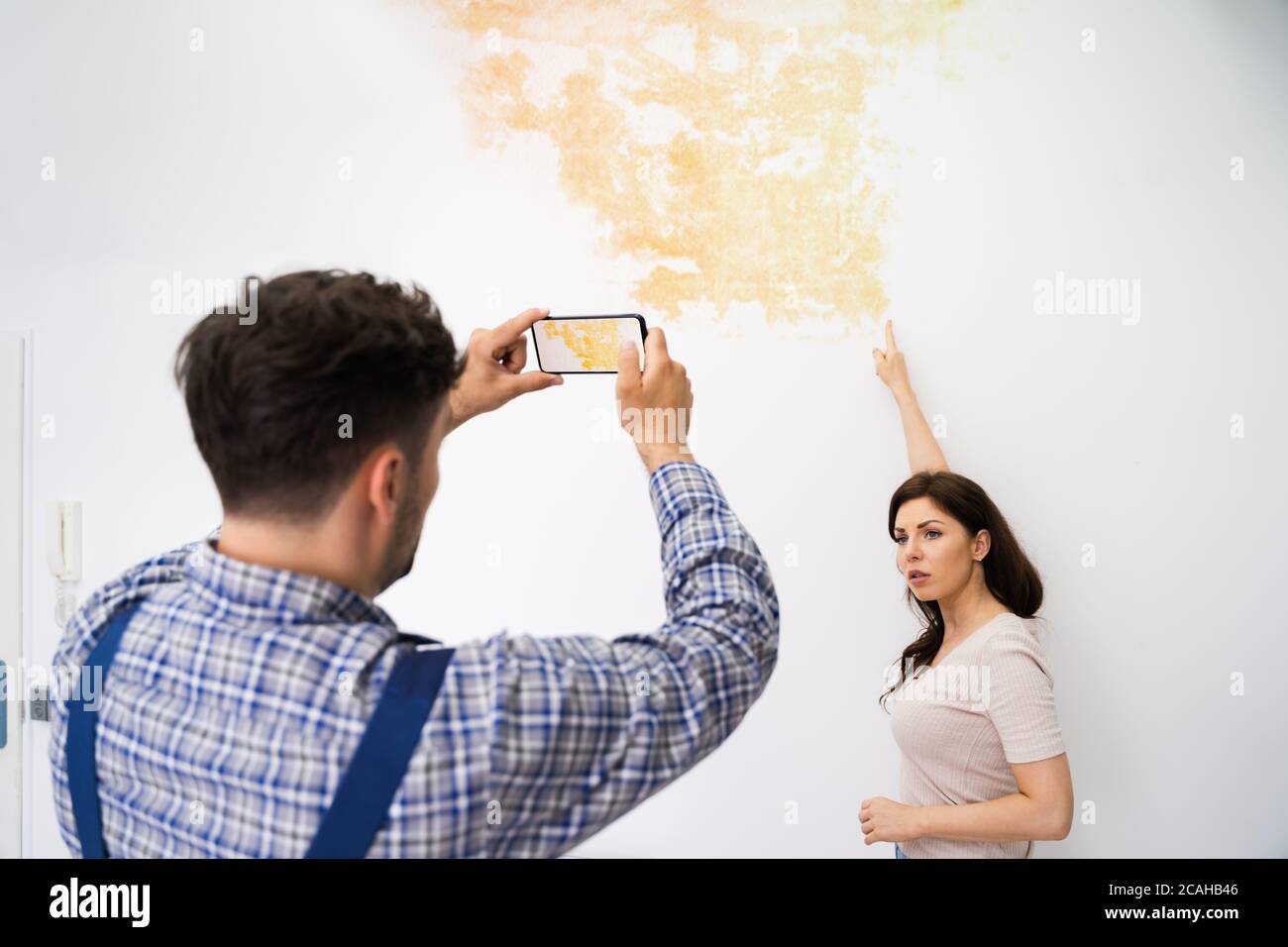 Taches de plafond dues aux fuites d'eau et aux inondations Banque D'Images