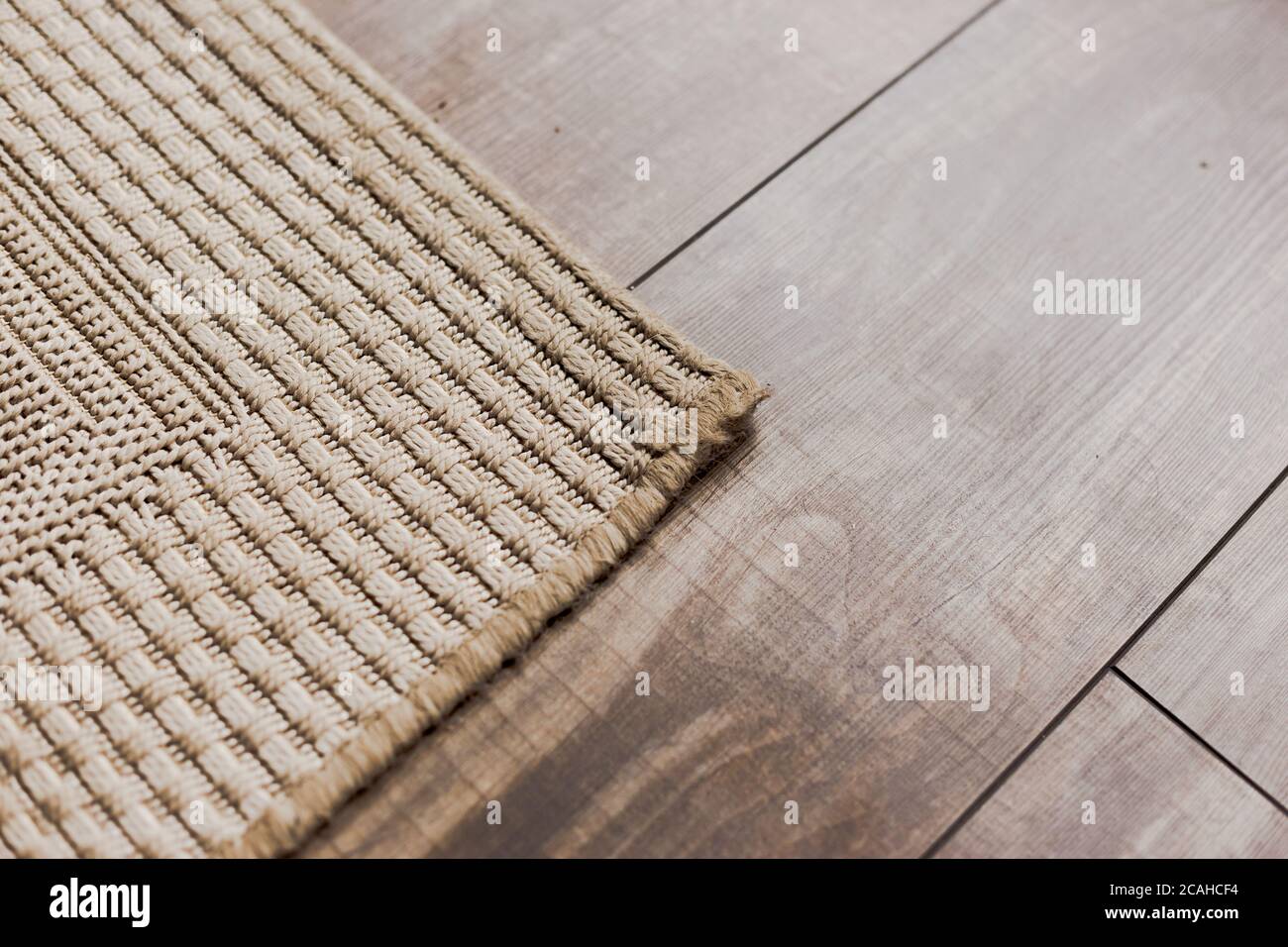 Parquet stratifié avec moquette beige doux Photo Stock - Alamy