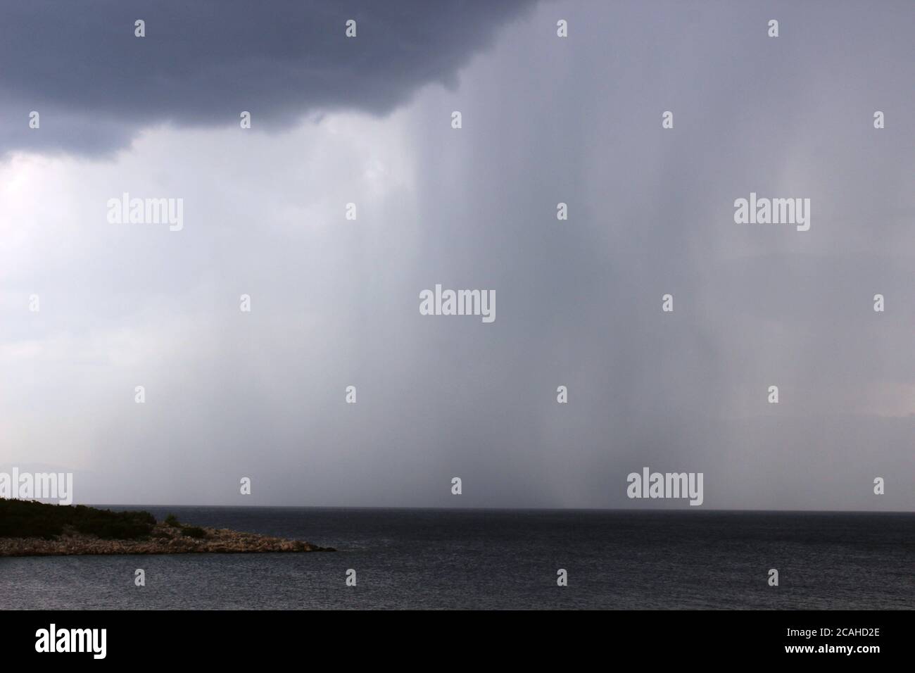 Forte pluie tombant au-dessus de la mer Banque D'Images