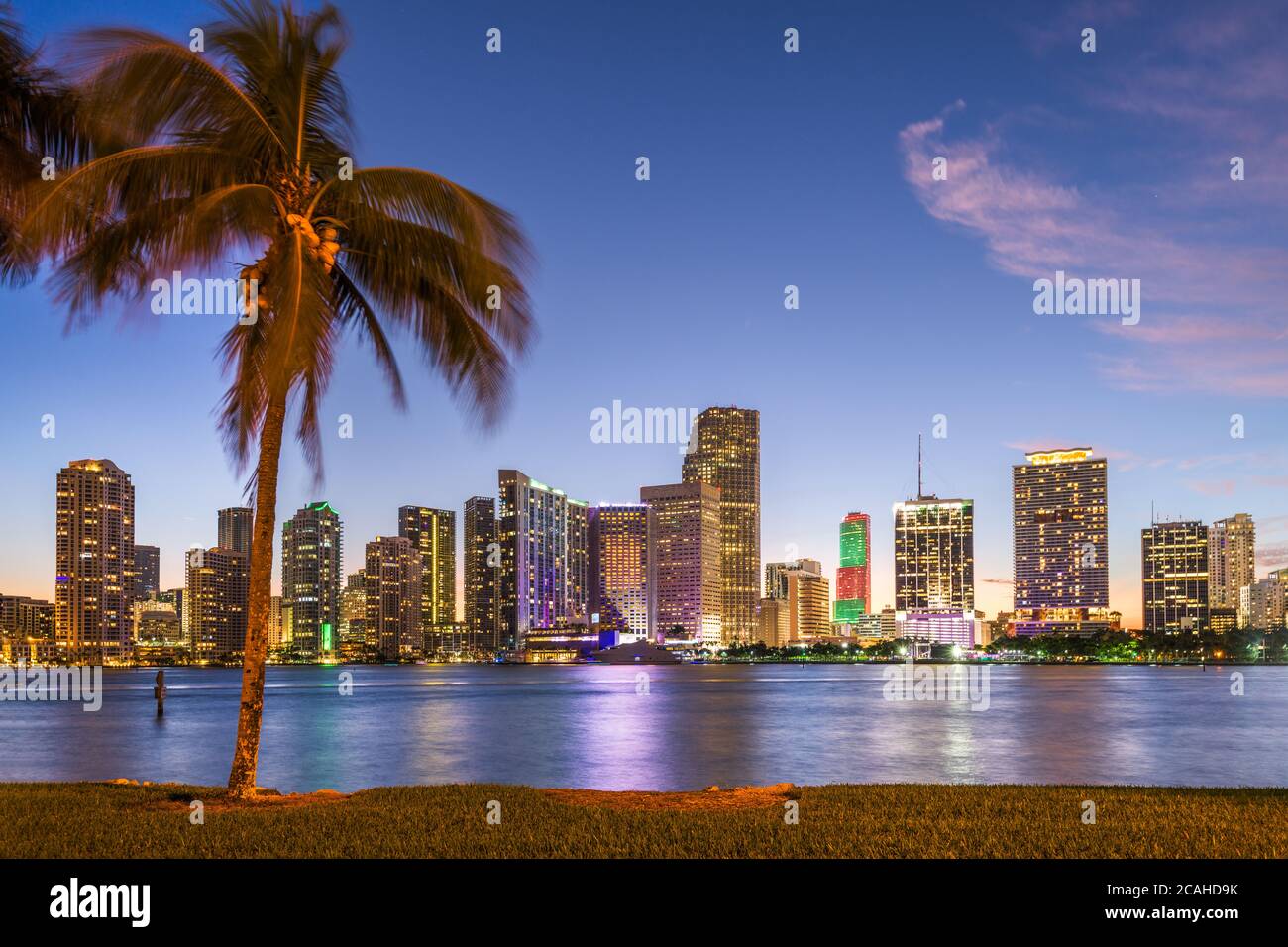 Miami, Floride, USA, ville de l'horizon de l'autre côté de Biscayne Bay au crépuscule. Banque D'Images
