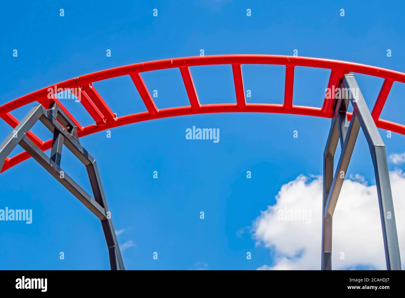 rails de montagnes russes dans le parc d'attractions Photo Stock - Alamy