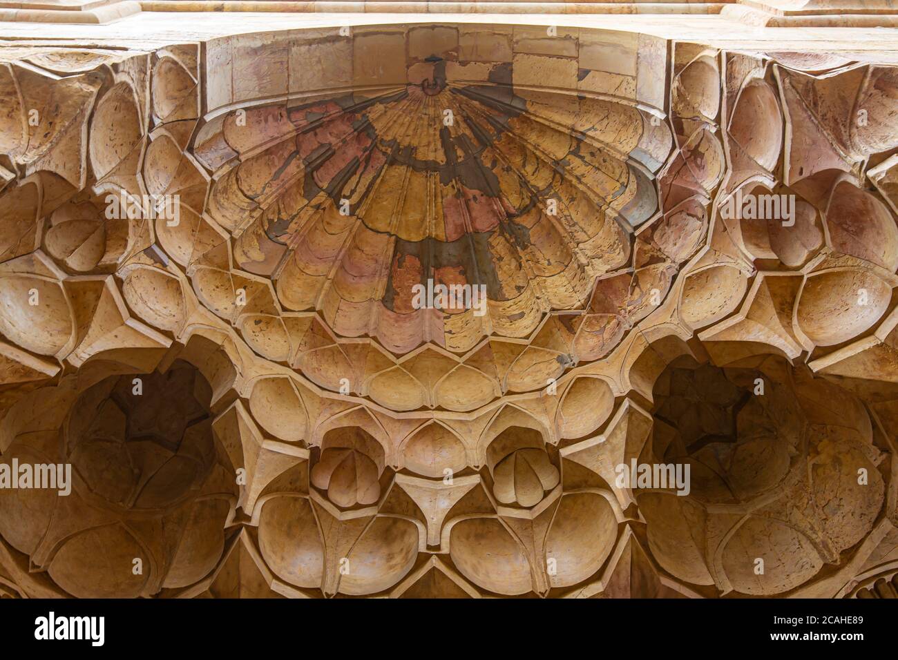 Damas, Syrie 03/28/2010: Vue de bug des amas de dôme concave ou demi-dôme en pierre sculptures décorant le plafond d'une porte dans un histoi Banque D'Images