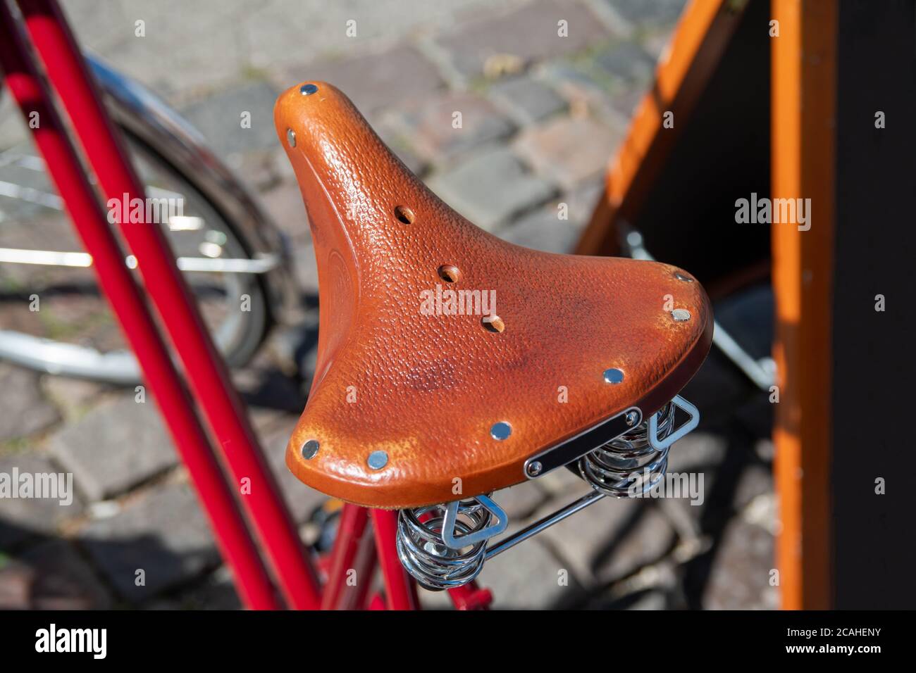 Selle en cuir d'un vélo d'époque Banque D'Images