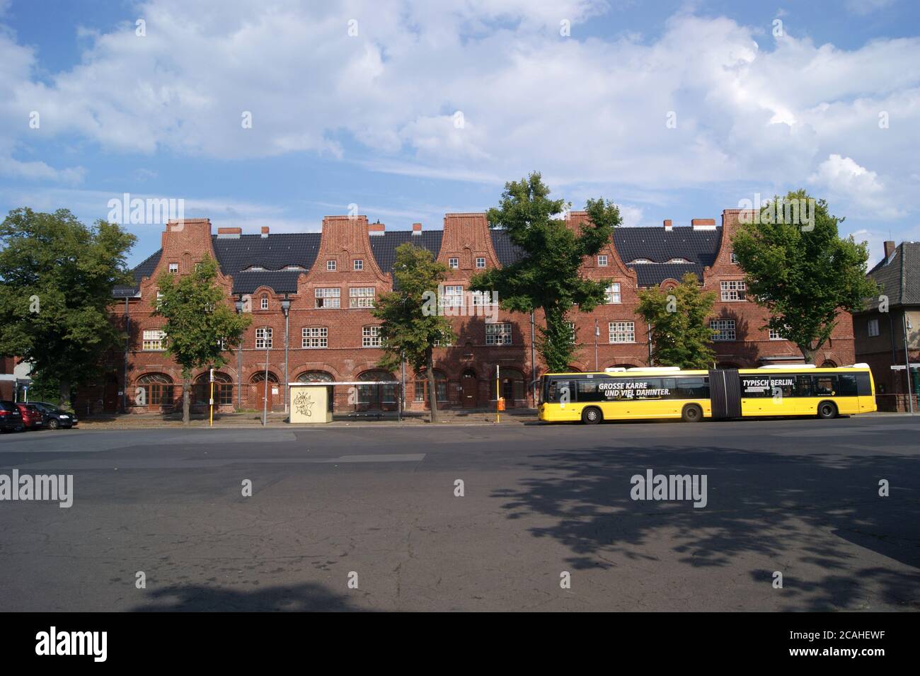 Die am Heidebergplan, Gartenstadt Staaken, gelegene Ladenzeile, die im  Volksmund auch Kaufhaus genannt wurde Photo Stock - Alamy