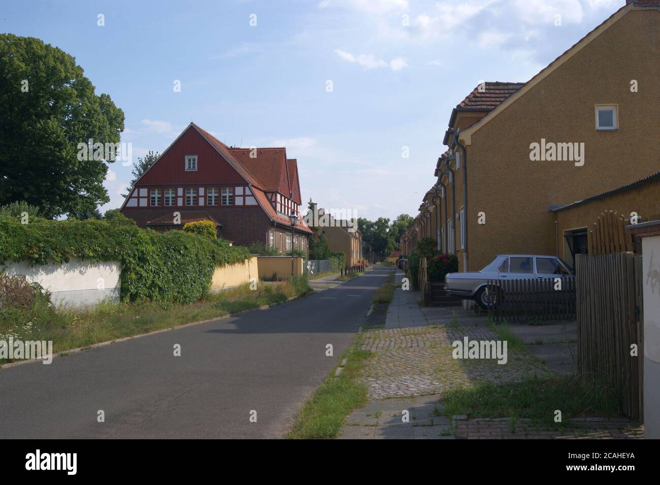 Die zwischen 1914 und 1917 nach den Entwürfen des Architekten Paul Schmitthenner errichtete Gartenstadt Staaken in Berlin-Spandau. Banque D'Images