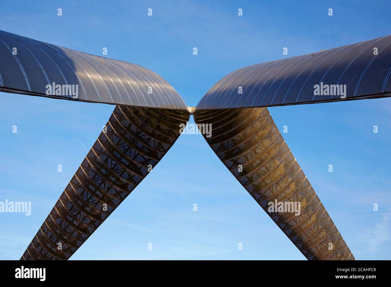 Vue sur l'arche Whittle de Coventry City contre un ciel bleu. Cette structure tubulaire à double arc commémore Frank Whittle, pionnier du jet en Banque D'Images