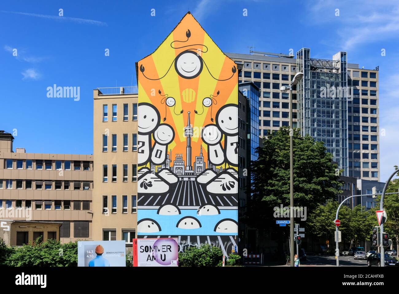 2017 œuvres d'art urbaines colorées sur une façade à Brinkhoffstrasse près de Westentor et U-Tower, Dortmund, NRW, Allemagne Banque D'Images