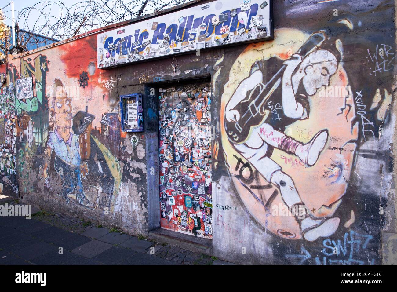 Autocollant apposé sur la porte d'entrée de la salle de bal Punk-Rock Club Sonic dans le quartier Ehrenfeld, Cologne, Allemagne. Aufkleber auf dem Eingangstor zum Punk Banque D'Images