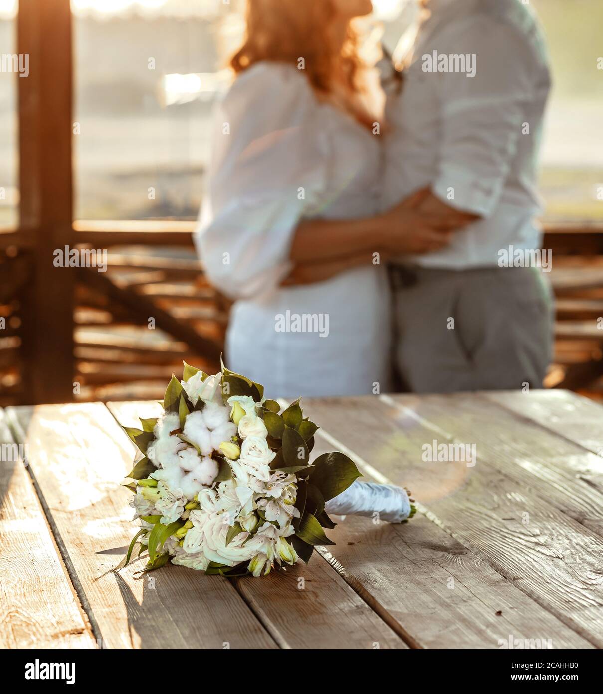 Jeune couple méconnaissable tenant les mains tout en ayant une date romantique à charmant café extérieur Banque D'Images