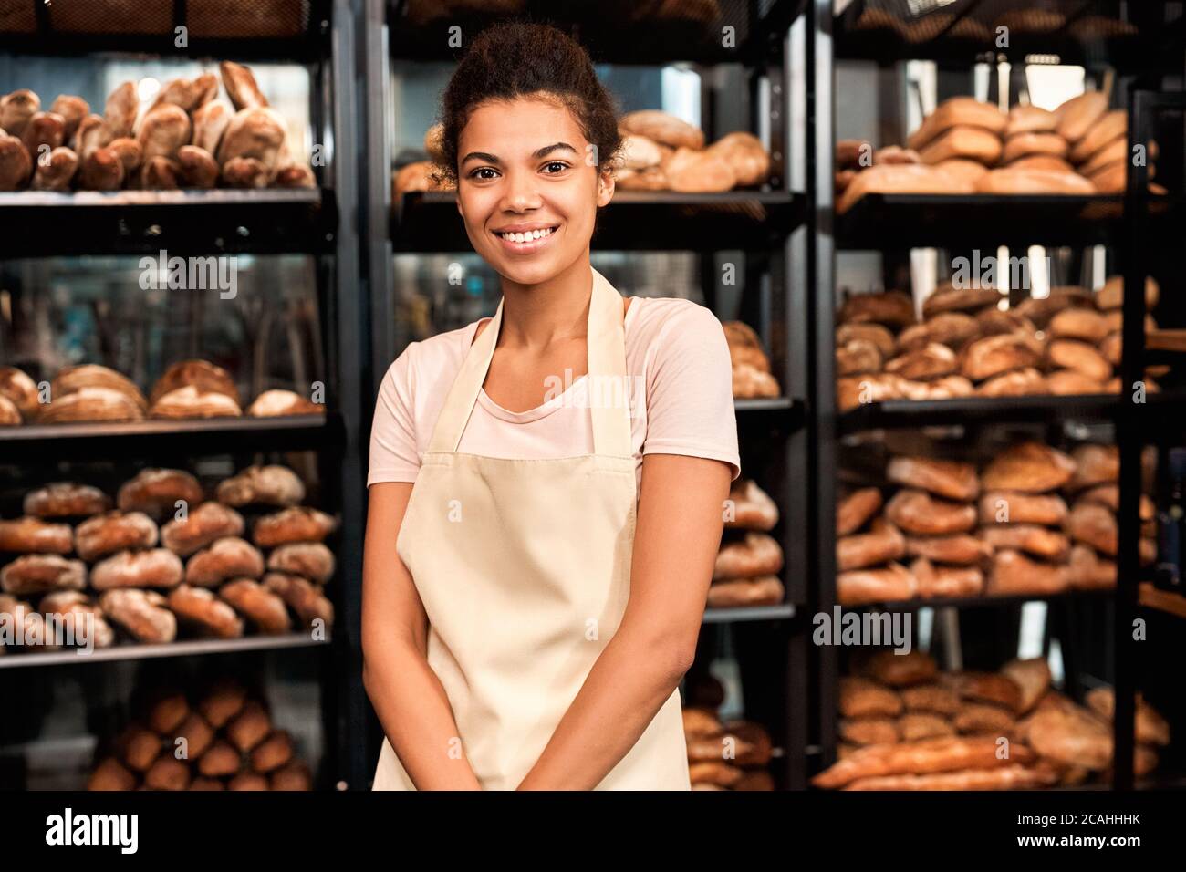 Jeune femme adulte travaillant dans une petite boulangerie familiale Banque D'Images