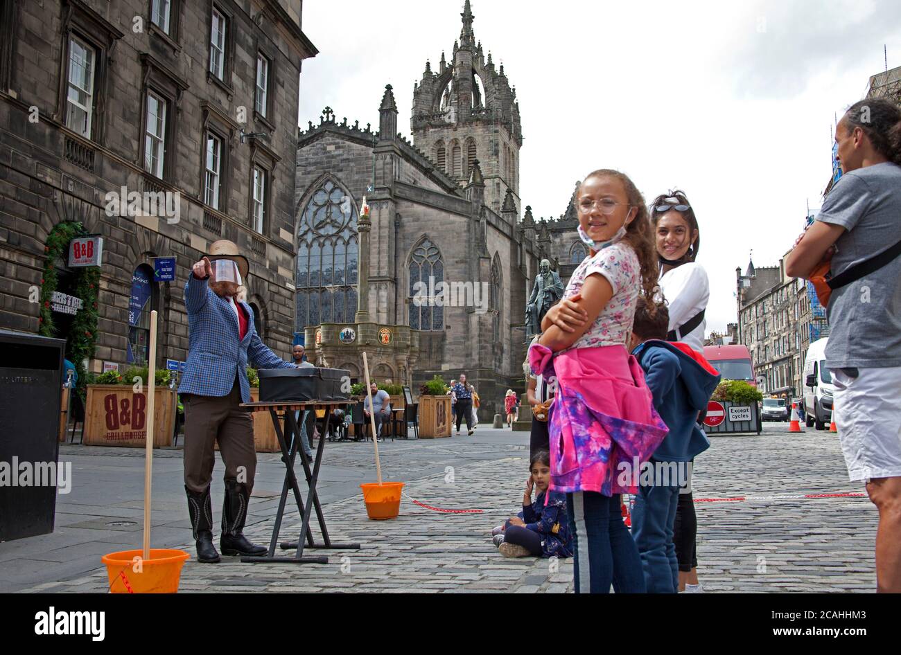 Royal Mile, Édimbourg, Écosse, Royaume-Uni. 7 août 2020. « Todd Various » Edinburgh Street Performer décide que le spectacle doit se poursuivre. Le Fringe Festival 2020 a été annulé en raison de la pandémie Covid-19, mais aujourd'hui aurait été le jour d'ouverture de cette année Fringe événement. L'annulation est la première depuis qu'elle a commencé en 1947. Todd portant une visière de protection a effectué des tours magiques pour un petit public socialement distancé comme c'est tout ce qu'il est autorisé à faire. Pendant la représentation, il a constamment dû demander aux passants de marcher mais de revenir pour son prochain spectacle toutes les demi-heures. Banque D'Images