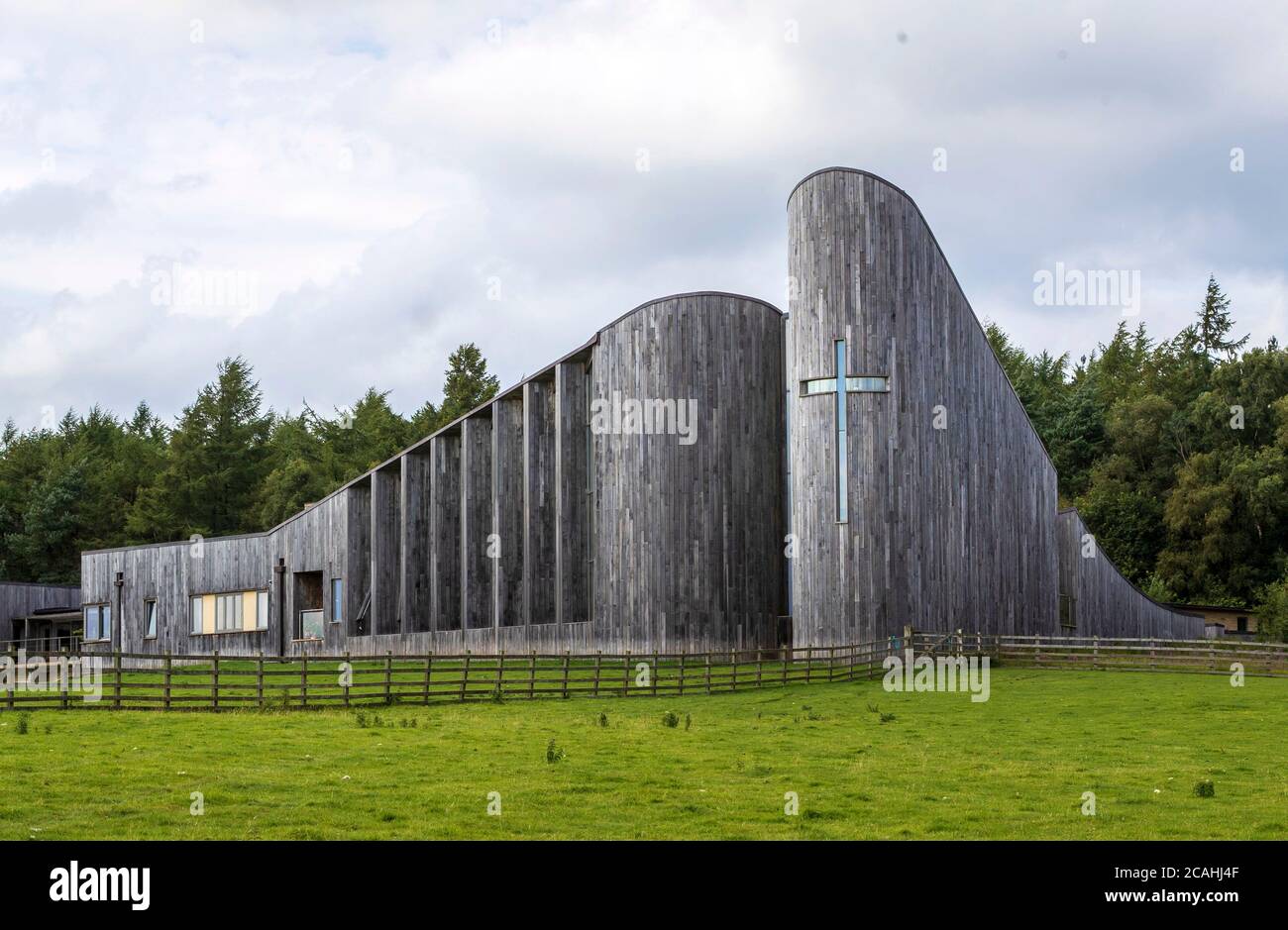 La réserve de l'abbaye de Stanbrook à Wass, dans le North Yorkshire. Où a été installée une nouvelle statue de Saint Benoît réalisée par Matthias Garn Master Mason et Partner à partir d'un seul morceau de grès à grain fin du West Yorkshire. Banque D'Images