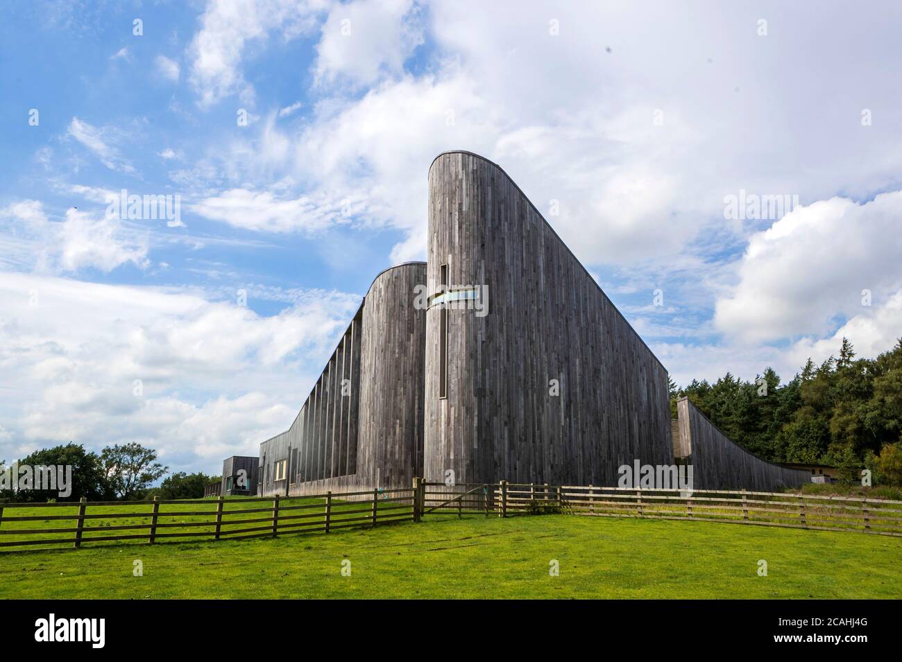 La réserve de l'abbaye de Stanbrook à Wass, dans le North Yorkshire. Où a été installée une nouvelle statue de Saint Benoît réalisée par Matthias Garn Master Mason et Partner à partir d'un seul morceau de grès à grain fin du West Yorkshire. Banque D'Images