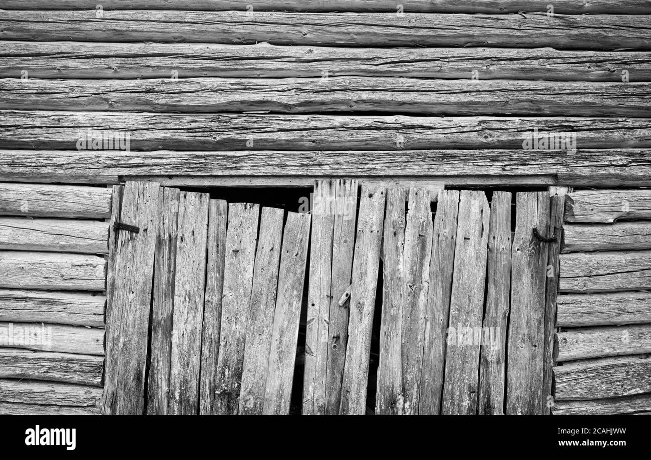 Vieux hangar de stockage en bois murs et portes en rondins , Finlande Banque D'Images