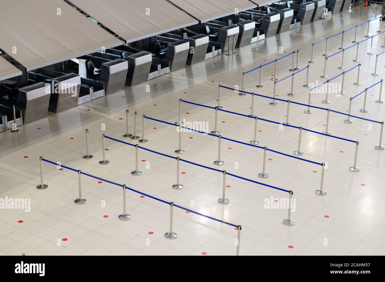 Vider le hall du comptoir d'enregistrement de l'aéroport avec des barrières de contrôle des foules Banque D'Images