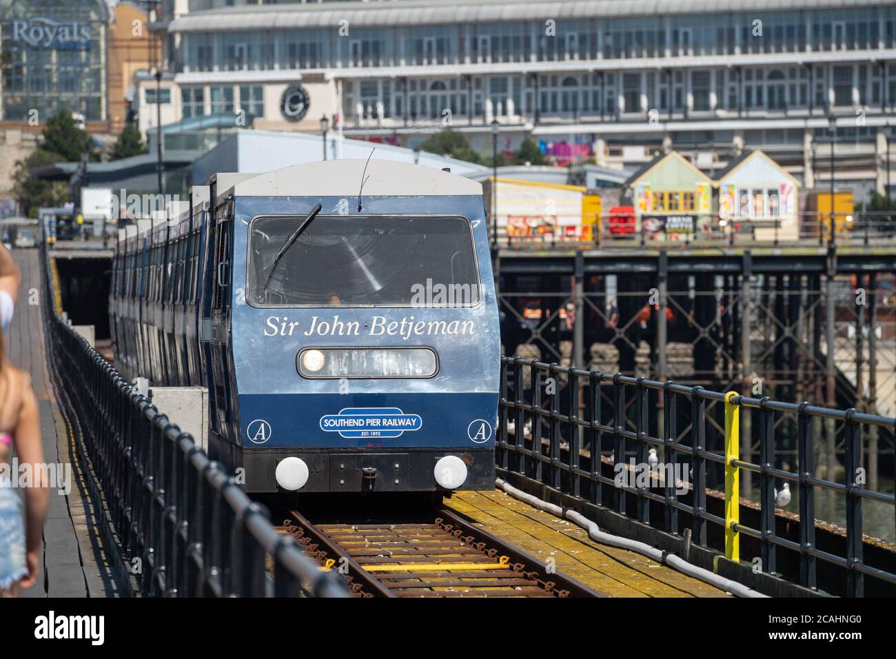 Southend on Sea, Essex 7 août 2020 les Sunseevers affluent à la plage de Southend on Sea sur l'un des jours les plus chauds de l'année le moteur ferroviaire 'sir John Betjeman' le chemin de fer Southend Pier . Crédit : Ian Davidson/Alay Live News Banque D'Images