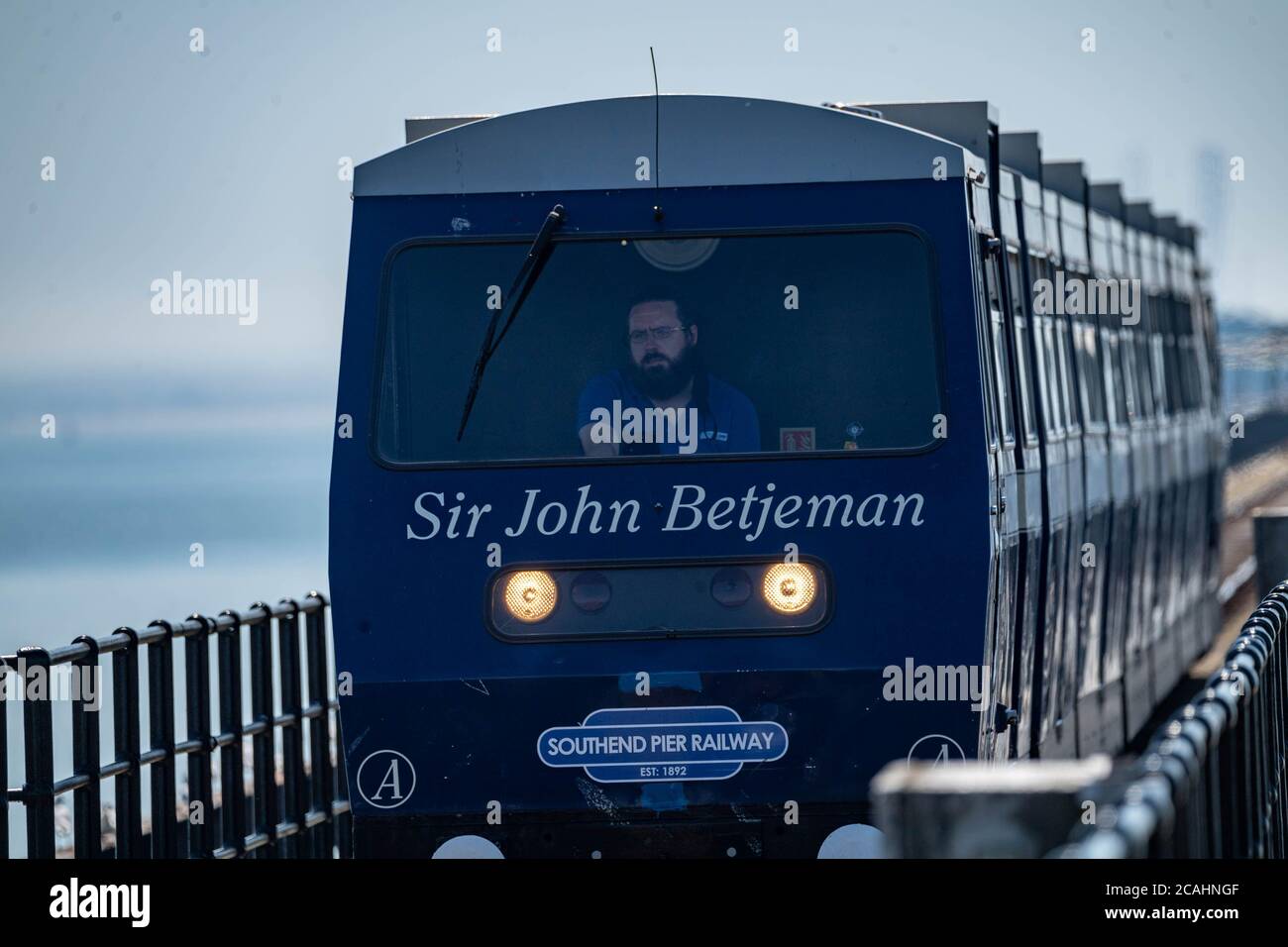 Southend on Sea, Essex 7 août 2020 les amateurs de soleil affluent sur la plage de Southend on Sea, l'un des jours les plus chauds de l'année. Le moteur ferroviaire 'sir John Betjeman' le chemin de fer Southend Pier crédit: Ian Davidson/Alay Live News Banque D'Images