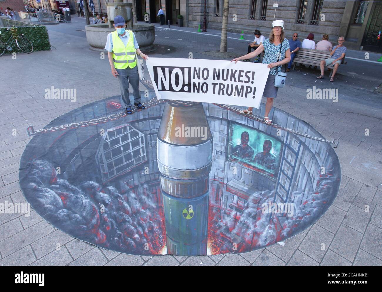 Les activistes anti-bombes nucléaires protestent contre le 3DnukeMisseile par l'artiste Alyn Ware lors de l'action de jour d'Hiroshima au Beusplein au milieu du coronavirus pan Banque D'Images