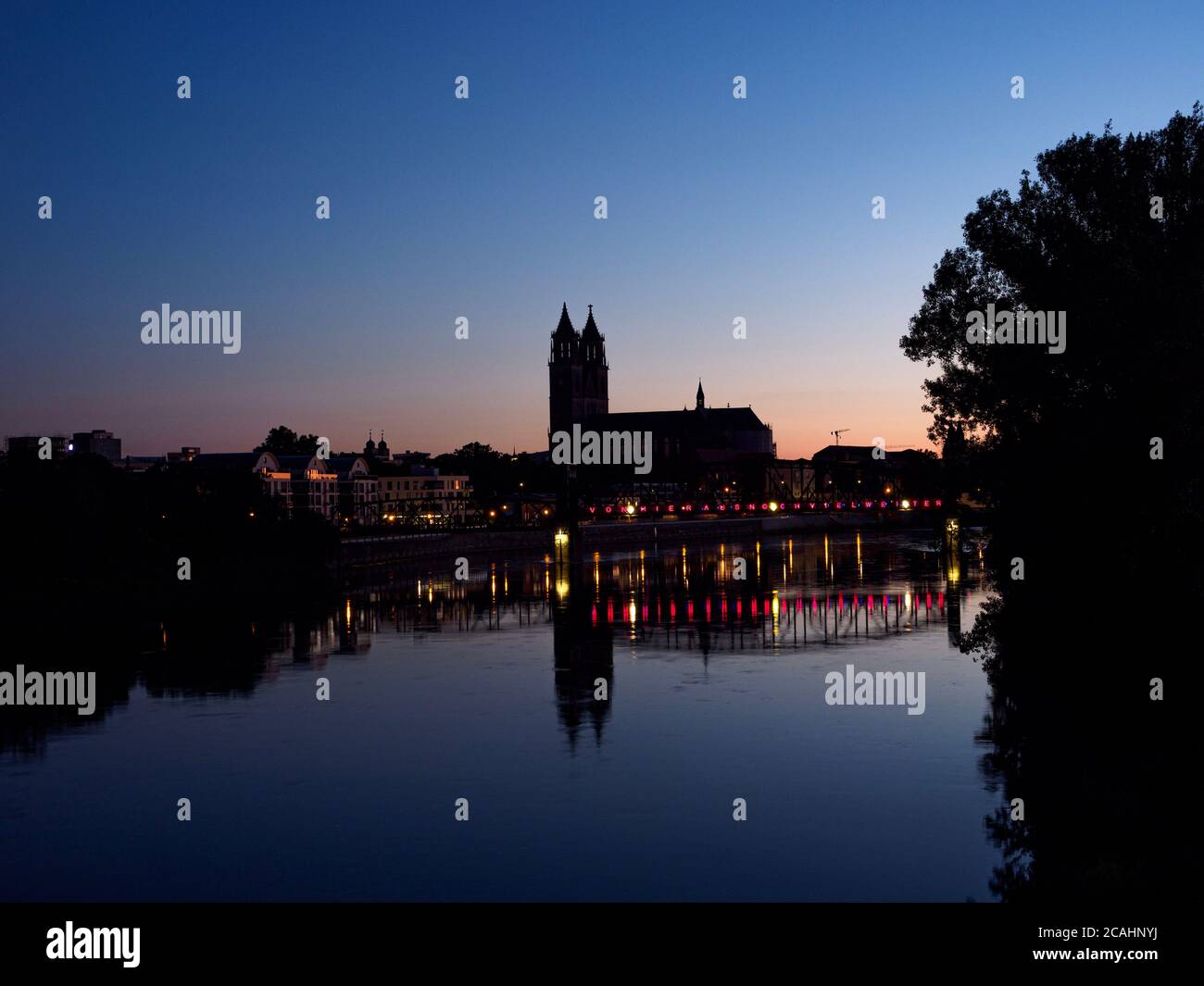 Cathédrale de Magdebourg depuis le Sternbrücke à l'aube. Réflexions sur l'Elbe au premier plan. Banque D'Images