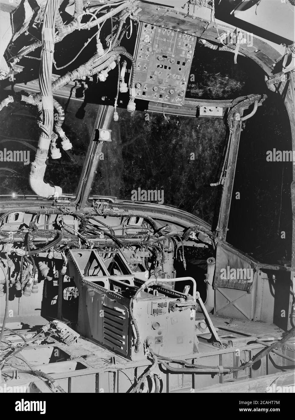 Cockpit interne de l'hélicoptère abandonné désutilisé avec terre la nuit éclairage de qualité lumière du jour pour montrer le câblage des commandes et les composants Banque D'Images