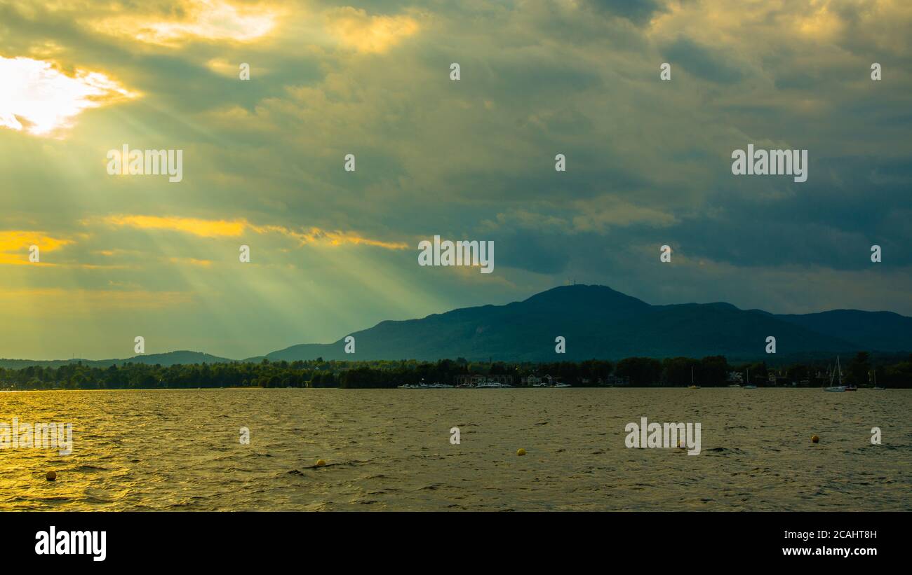 Magog, Canada - juillet 26 2020 : coucher de soleil au bord du lac Memphrémagog Banque D'Images