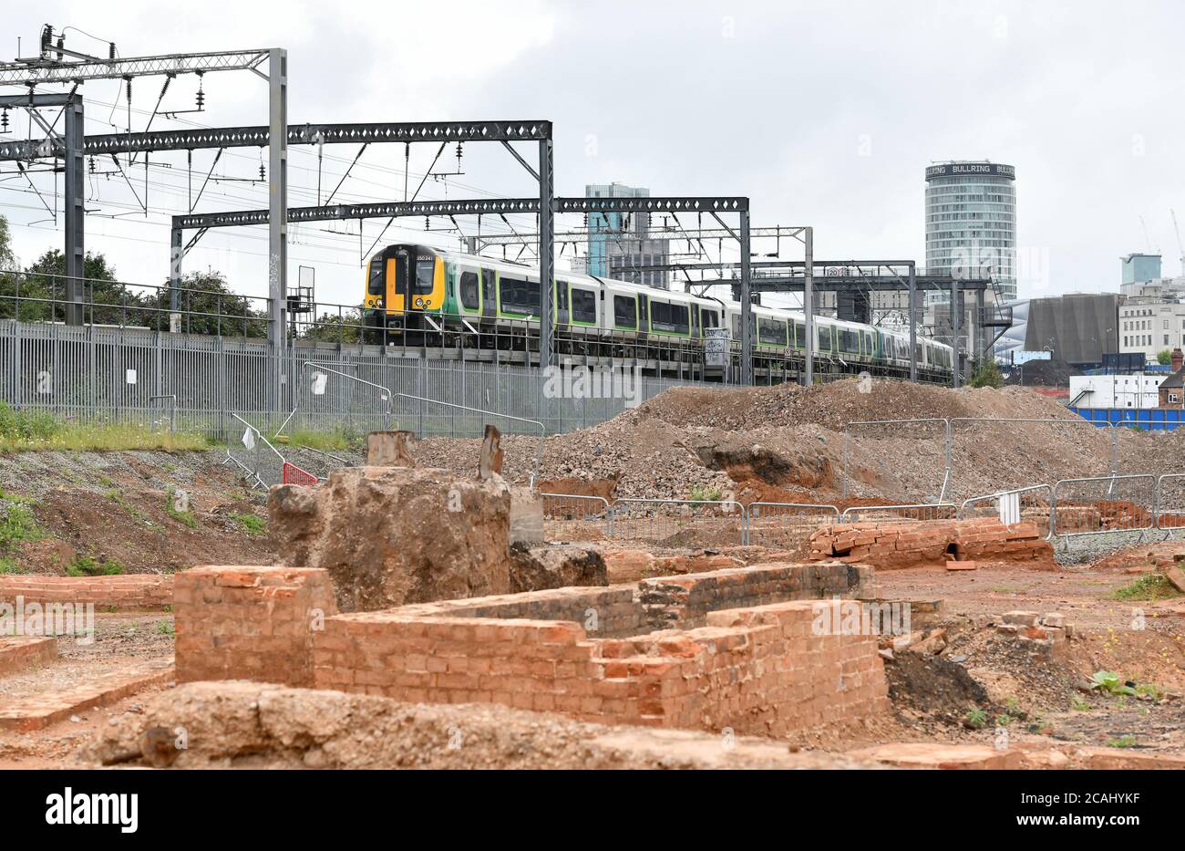 Un train passe sur un remblai au-dessus du chantier de construction pour le poste de liaison ferroviaire HS2 à Curzon Street à Birmingham, Angleterre, Royaume-Uni Banque D'Images