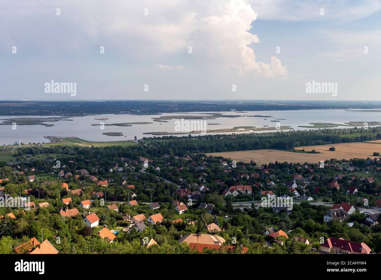 Vue sur le lac de Velence, Hongrie depuis la tour d'observation de Bence  Hegy, un jour d'été Photo Stock - Alamy