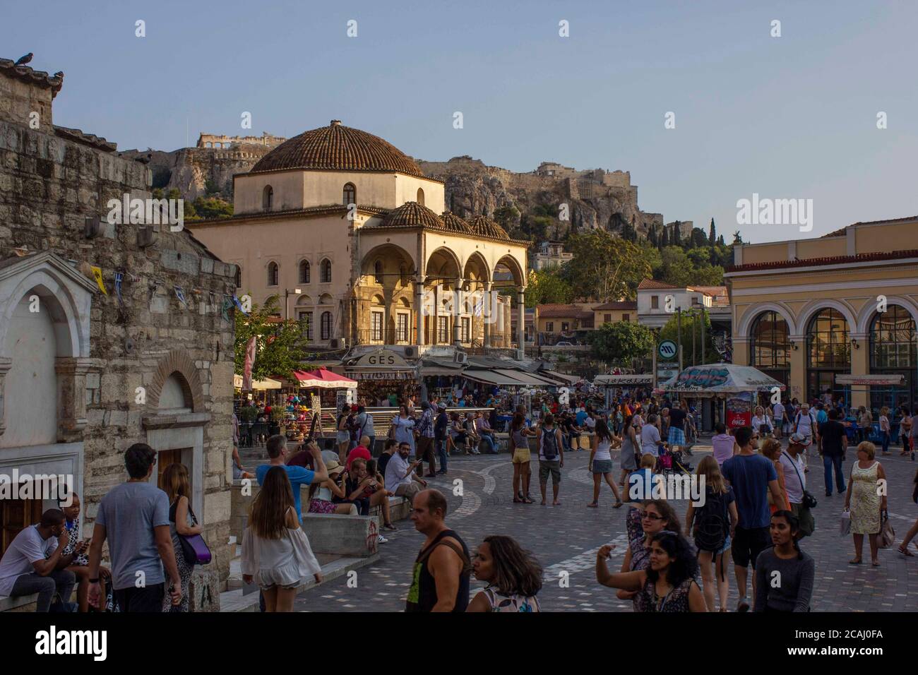 ATHÈNES, GRÈCE - AOÛT 12 2016 : place Monastiraki à Athènes, avec la mosquée Tzistarakis et les gens autour Banque D'Images