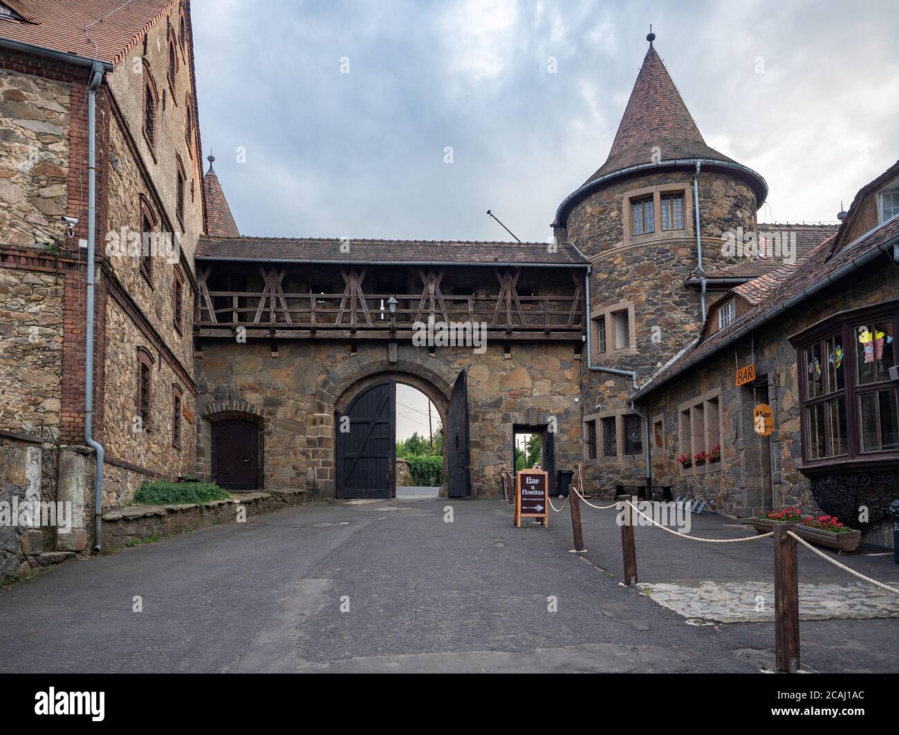 Czocha, Pologne-25 août 2019 : vue sur la porte principale et le bastion extérieur depuis l'intérieur du château bailey. Bar touristique visible et point de vente de billets. Banque D'Images