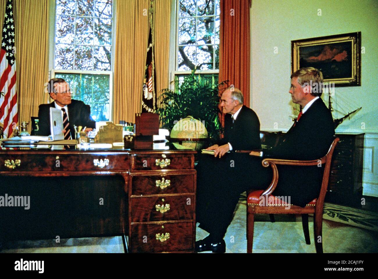 Dans ce dossier photo, le président des États-Unis George H.W. Bush rencontre des conseillers lors d'une réunion d'information sur le prochain Sommet de Malte avec le président soviétique Mikhaïl Gorbatchev (non représenté) dans le Bureau ovale de la Maison Blanche à Washington, D.C., le 28 novembre 1889. De gauche à droite: Président Bush; conseiller à la sécurité nationale Brent Scowcroft; et vice-président américain Dan Quayle..Credit: Arnie Sachs / CNP / MediaPunch Banque D'Images