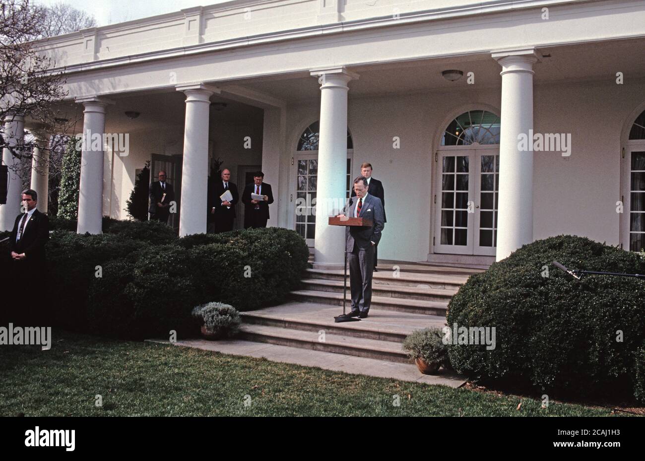 Dans ce dossier photo, le président des États-Unis George H.W. Bush lit une déclaration rejetant le projet d'accord de paix soviétique visant à mettre fin à la guerre du Golfe avec l'Irak dans le jardin des roses de la Maison Blanche à Washington, D.C., le 22 février 1991. La photo présente également le secrétaire de presse de la Maison-Blanche, Marlin Fitzwater, le conseiller à la sécurité nationale, Brent Scowcroft, le chef de cabinet de la Maison-Blanche, John Sununu, et le vice-président américain, Dan Quayle.Credit: Howard L. Sachs / CNP / MediaPunch Banque D'Images