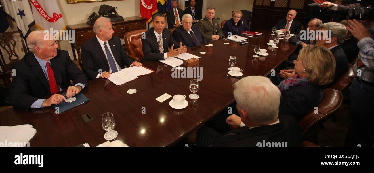 Dans ce dossier photo, le président américain Barack Obama fait une déclaration lors d'une réunion avec les responsables de l'administration actuelle et les anciens secrtaires d'État et de défense dans la salle Roosevelt de la Maison Blanche le jeudi 18 novembre 2010. De gauche à droite : James A. Baker III, ancien secrétaire d’État américain ; Joseph Biden, vice-président américain ; Obama ; Henry Kissinger, ancien secrétaire d’État américain ; le général James Cartwright, vice-président des chefs d’état-major interarmées ; Madeleine Albright, ancienne secrétaire d’État américaine ; Brent Scowcroft, ancien conseiller à la sécurité nationale ; William Perry, forme Banque D'Images