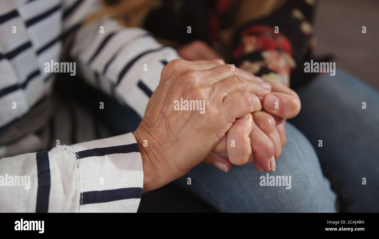 Une fille tenant les mains de sa mère âgée. Concept de soins et d'assistance. Vidéos 4k de haute qualité Banque D'Images