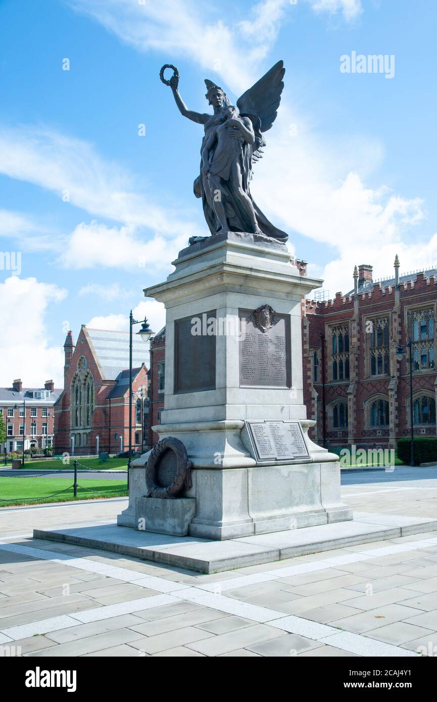 Belfast, Irlande du Nord – 02 août 2019. War Memorial à Queen’s University Belfast, Irlande du Nord, Royaume-Uni, Europe Banque D'Images