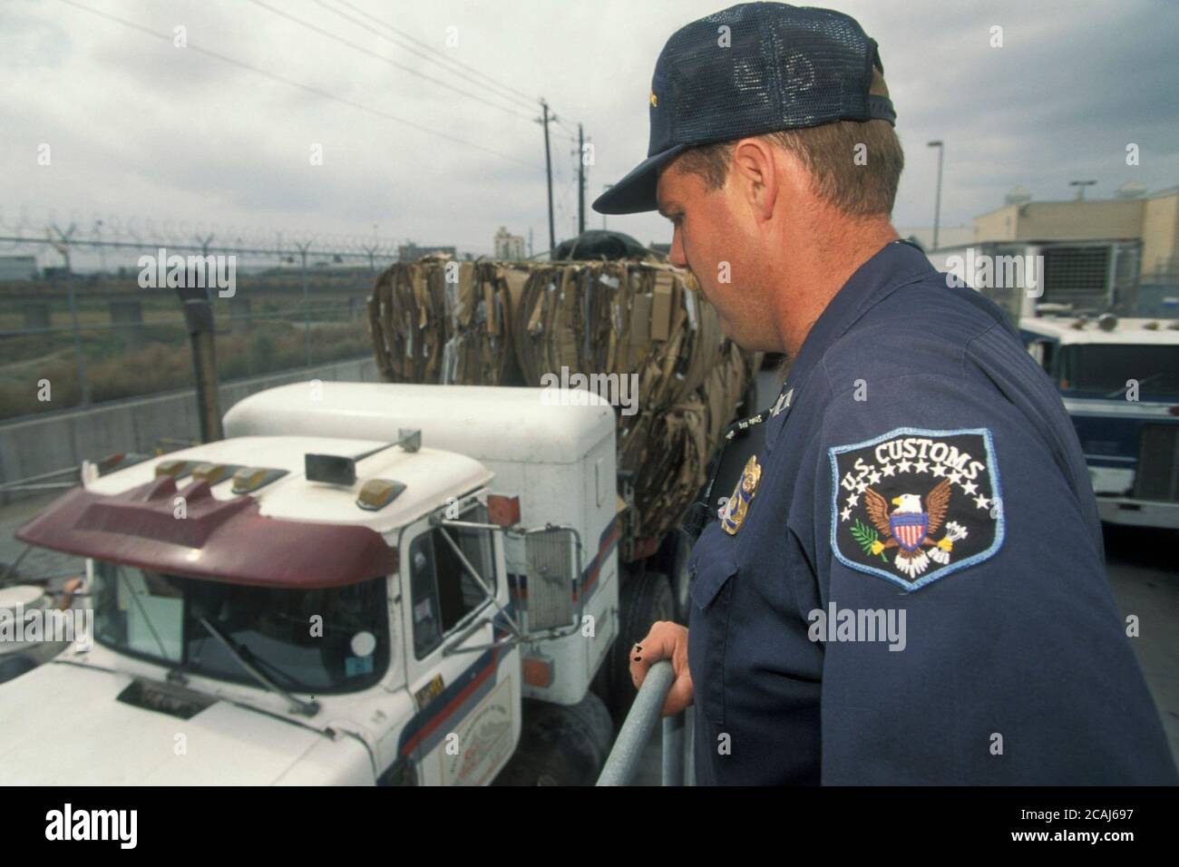 El Paso Texas, États-Unis : agent des douanes américaines anglo-masculin fouillant les camions traversant le Mexique aux États-Unis pour la contrebande. ©Bob Daemmrich Banque D'Images