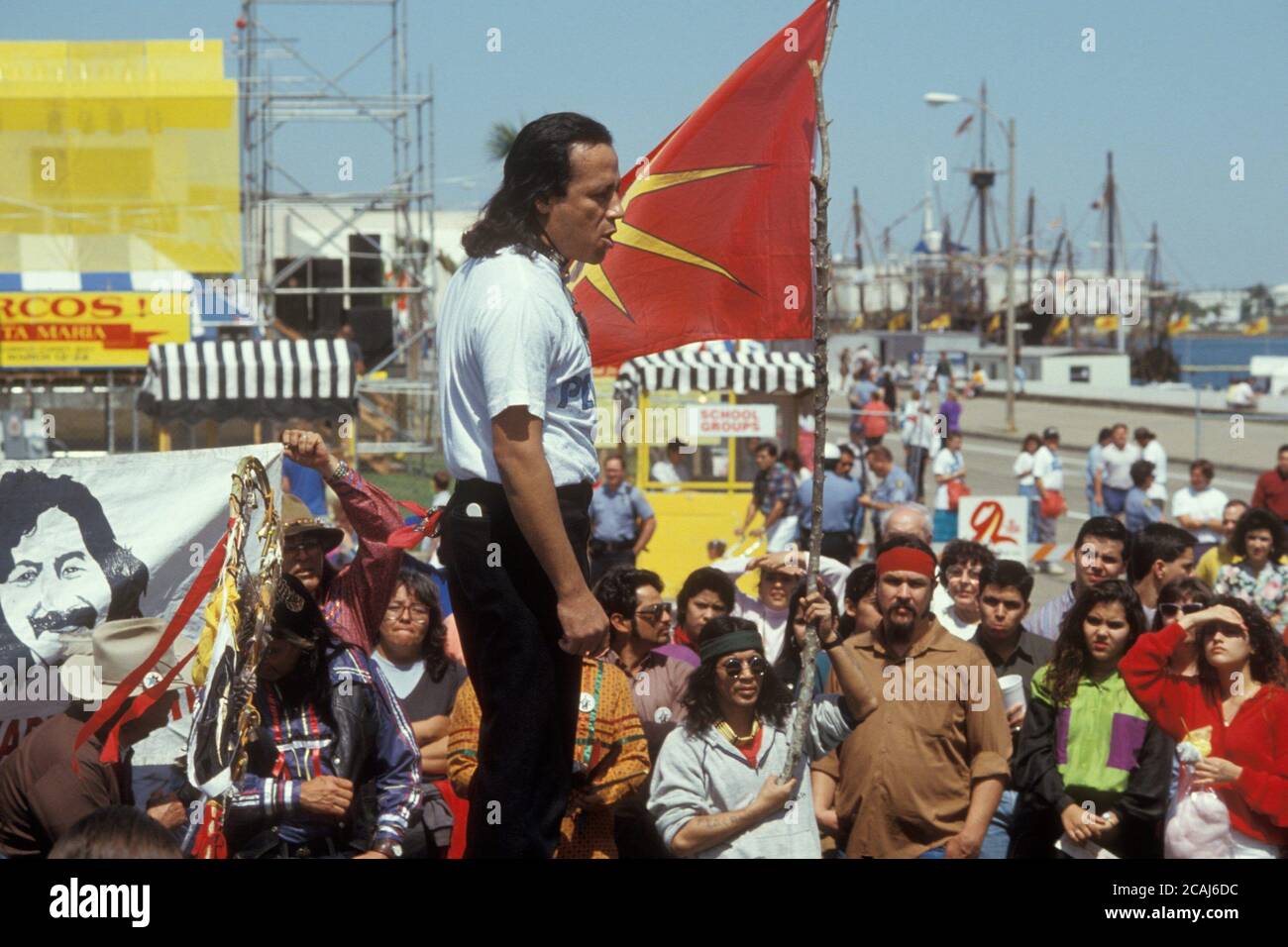 Corpus Christi Texas USA, 1992 : les Amérindiens et leurs partisans défilent pour protester contre les répliques des navires Columbus débarquant dans la baie de Corpus Christi. Les navires, cadeaux du gouvernement espagnol, commémorent le 500e anniversaire de la « découverte » du « Nouveau monde » par Colomb. ©Bob Daemmrich Banque D'Images