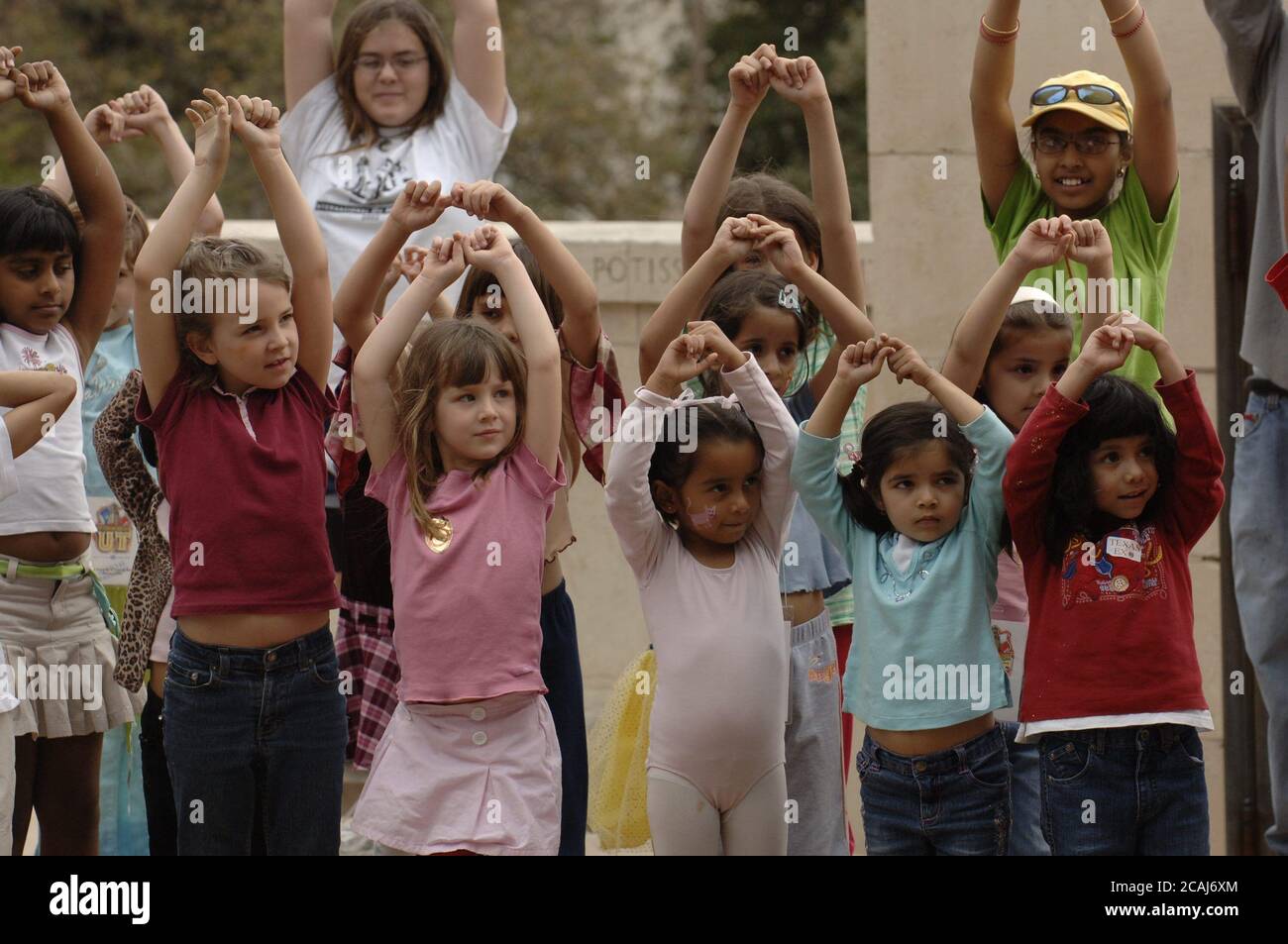 Austin, Texas États-Unis, 4 mars 2006 : les enfants apprennent une danse indienne traditionnelle appelée Bharatnatyam, à Explore UT, la journée portes ouvertes annuelle du campus universitaire de l'Université du Texas. ©Bob Daemmrich Banque D'Images