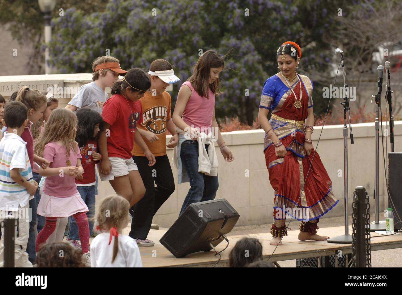 Austin, Texas États-Unis, 4 mars 2006 : la danseuse indienne Keerti Kirpalani enseigne une danse indienne classique appelée Bharatnatyam aux parents, étudiants et visiteurs sur le campus d'Austin de l'Université du Texas à l'occasion de la Open House Explore UT. ©Bob Daemmrich Banque D'Images