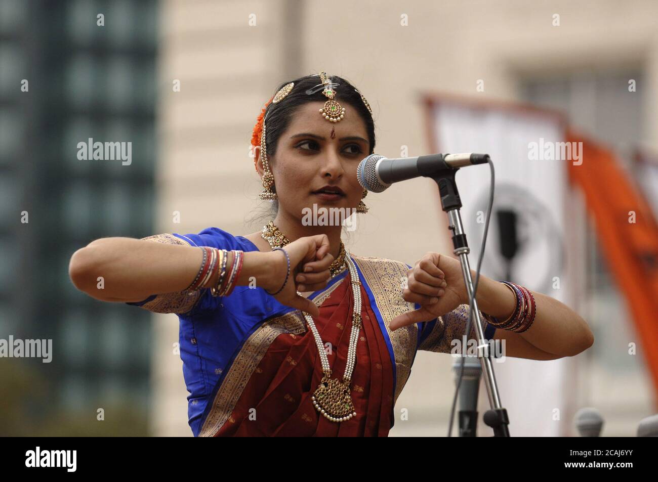 Austin, Texas États-Unis, 4 mars 2006 : la danseuse indienne Keerti Kirpalani enseigne une danse indienne classique appelée Bharatnatyam aux parents, étudiants et visiteurs sur le campus d'Austin de l'Université du Texas à l'occasion de la Open House Explore UT. ©Bob Daemmrich Banque D'Images