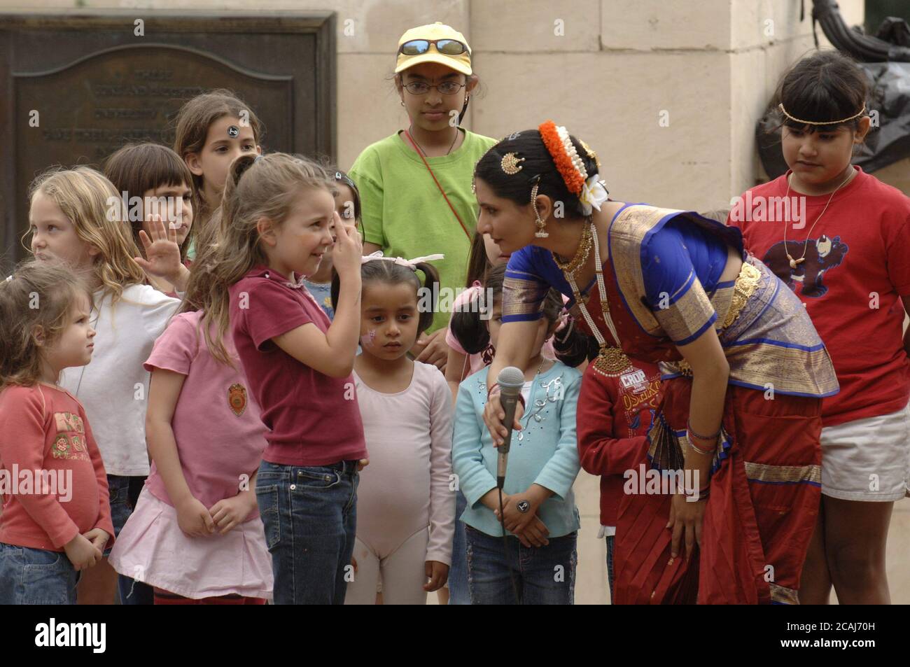 Austin, Texas États-Unis, 4 mars 2006 : la danseuse indienne Keerti Kirpalani enseigne une danse indienne classique appelée Bharatnatyam aux parents, étudiants et visiteurs sur le campus d'Austin de l'Université du Texas à l'occasion de la Open House Explore UT. ©Bob Daemmrich Banque D'Images