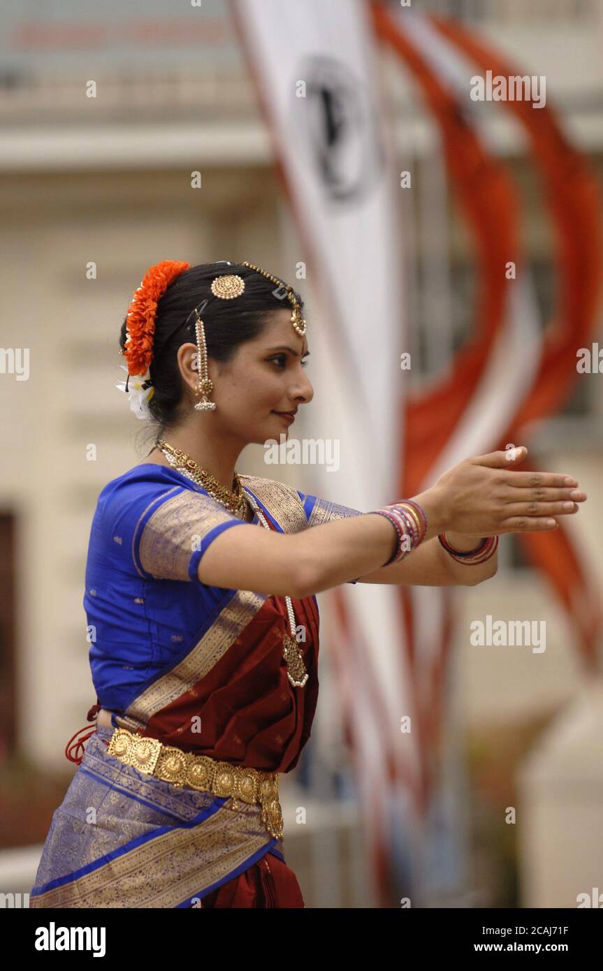 Austin, Texas États-Unis, 4 mars 2006 : la danseuse indienne Keerti Kirpalani enseigne une danse indienne classique appelée Bharatnatyam aux parents, étudiants et visiteurs sur le campus d'Austin de l'Université du Texas à l'occasion de la Open House Explore UT. ©Bob Daemmrich Banque D'Images