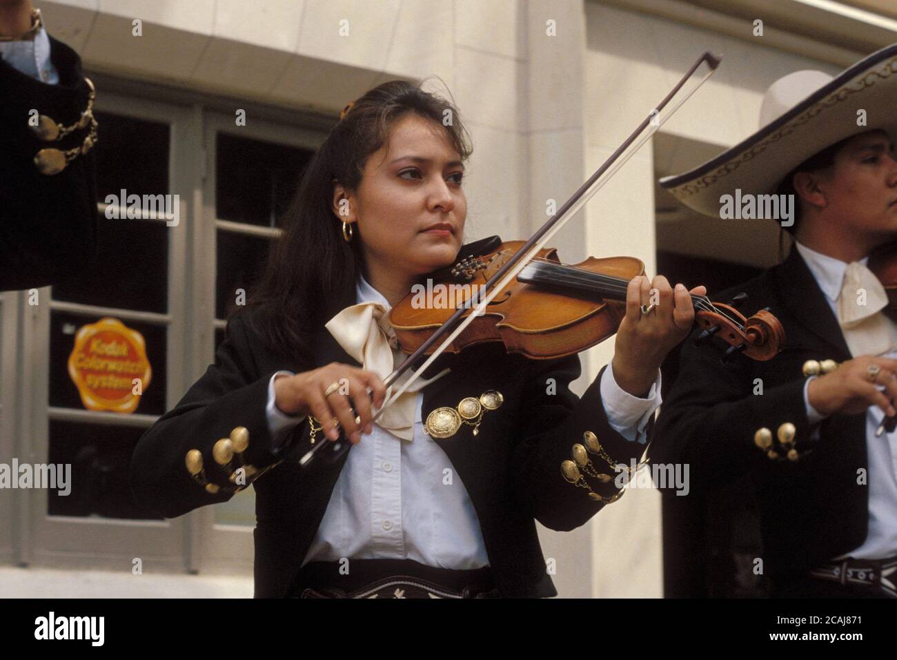 La violoniste hispanique joue avec d'autres membres de la bande mariachi à la célébration de Diez y Seis. ©Bob Daemmrich Banque D'Images