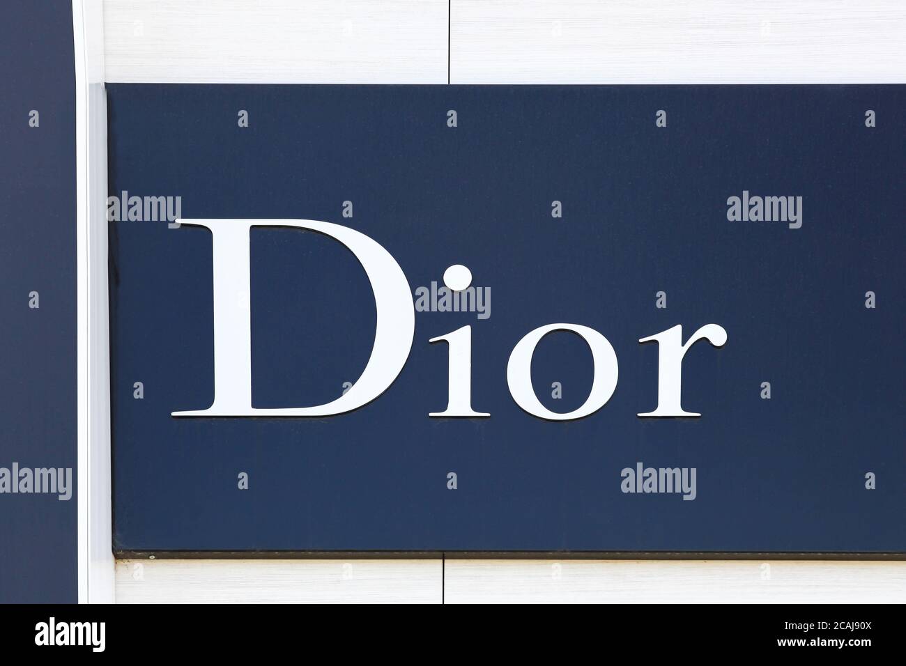 Nîmes, France - 1er juillet 2018 : logo Dior sur un mur. Dior est une société française de produits de luxe contrôlée par l'homme d'affaires français Bernard Arnault Banque D'Images