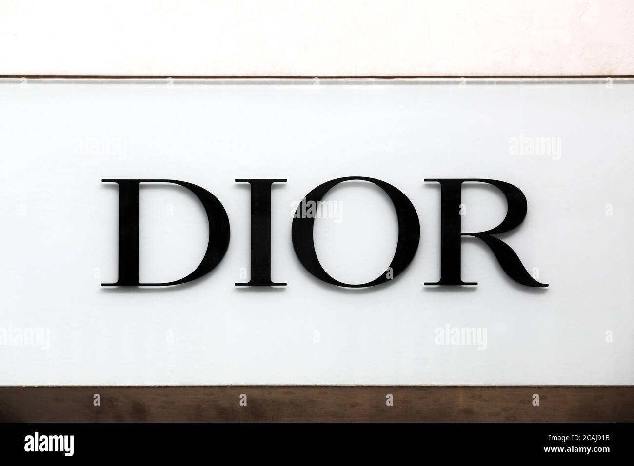 Lyon, France - 5 septembre 2019 : logo Dior sur un mur. Dior est une société française de produits de luxe contrôlée par l'homme d'affaires français Bernard Arnaud Banque D'Images