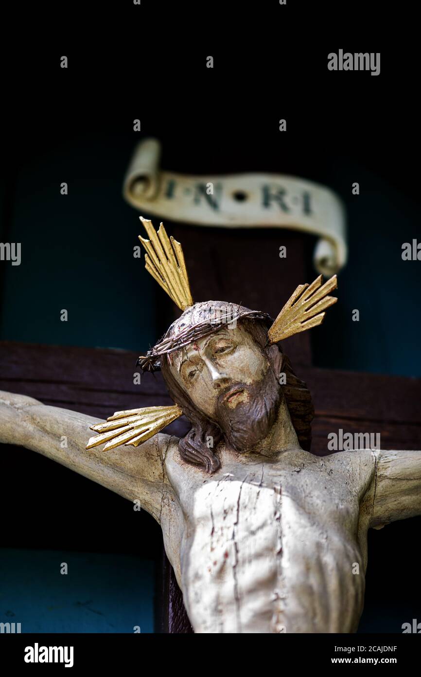 Vieille croix, Jésus Christ en foyer, le signe avec l'inscription INRI floue Banque D'Images
